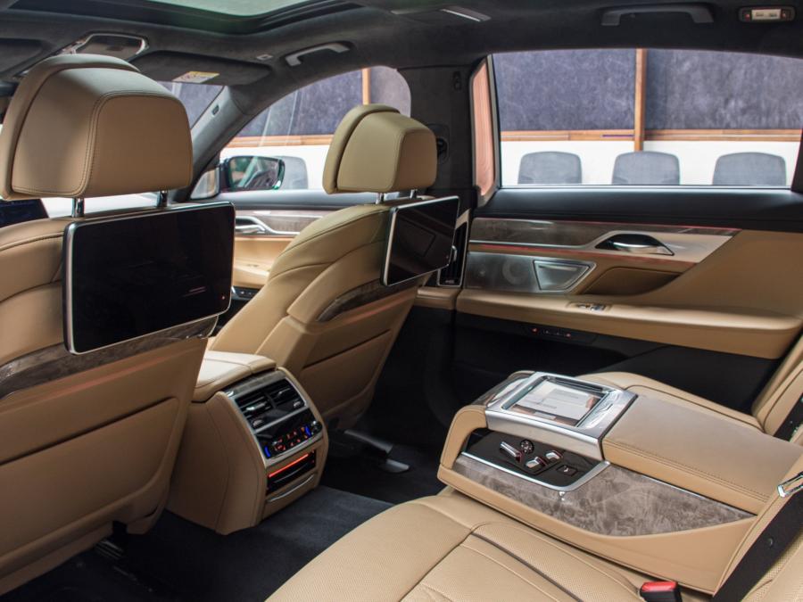 Интерьер BMW 750Li xDrive (G12) 2020 года  (UAE) (фото 3 из 28)